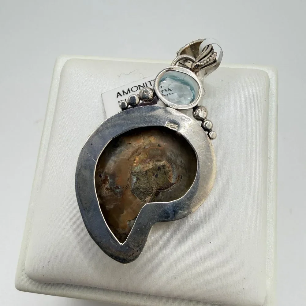 NWT 19x24mm AMMONITE and 8x5mm faceted blue topaz pendant in Bali 925!‎